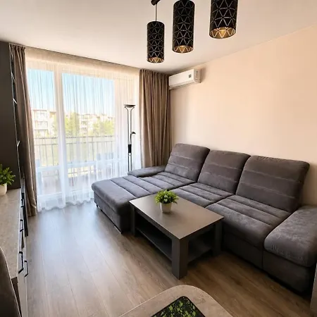 Two-bedroom With A Cozy Balcony 阳光海滩